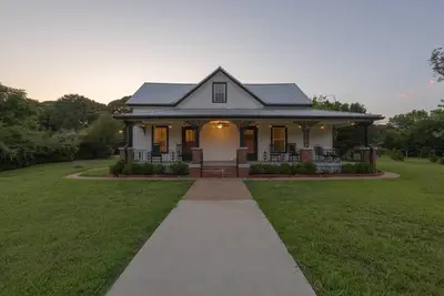 Image de The Bulldog Farmhouse - 100+ year old home