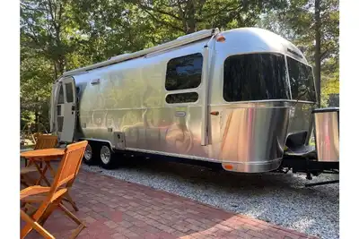 Image de Glamping in the Dmv - 2022 Airstream Globetrotter 27fb