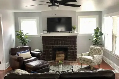 Image de Newly renovated Historic House within walking distance to Uk.