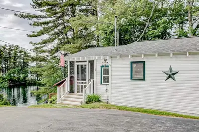 Image de Your Lakeside Getaway: Cozy Cottage, Dock, Endless Family Fun!