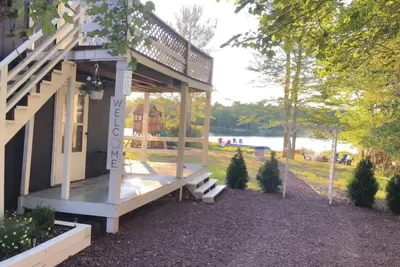 Image de Lakefront with Private hot tub- Near All Attractions