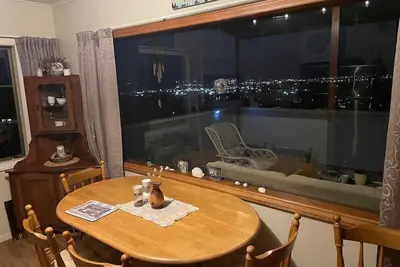 Image de The Eagles Nest - Comfortable quiet oasis with an awesome view!