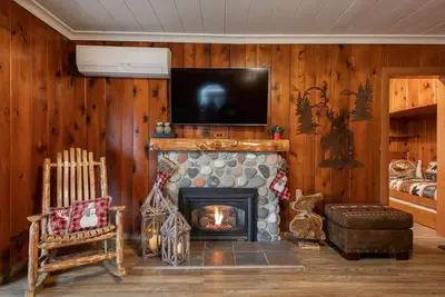 Image de Koi Story Cabin - Lakefront, near Bike Trail