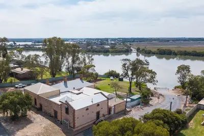 Image de Unique group accommodation on the Murray River