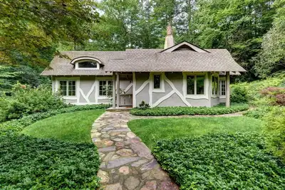 Image de Stonecreek Cottage: Beautifully Renovated Home w/ Patio | Walkable to Downtown