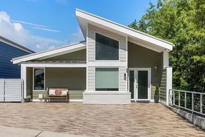 Image de Hamilton Villa | Walk to Downtown | 3 Bed 3 Bath