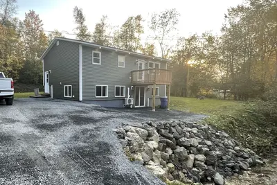 Image de Modern 4 bedroom, 2 living room overlooking creek