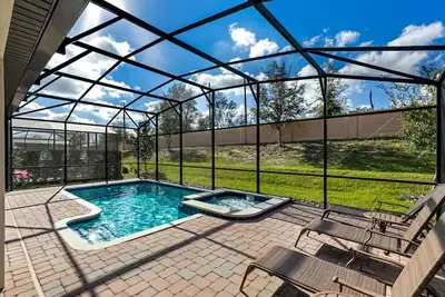 Image de Superbe! Piscine chauffée gratuite, spa, Bbq, équipements bébé, pas de voisins!