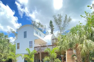 Image de Island Beach Barn - charming vacation house with bay/dock and beach access