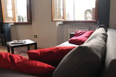 Image de Classic Florentine style apartment, just behind the Cathedral