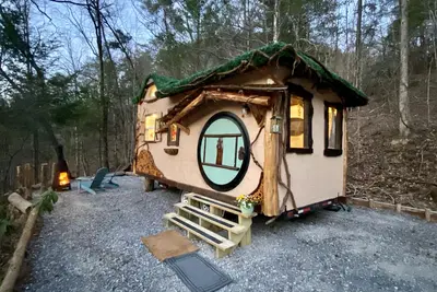Image de Woodland Hobbit-Themed Tiny House in the Smokies!