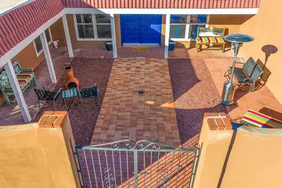 Image de Pet-friendly house 35 minutes from Abq airport;  45 minutes to Santa Fe; Artsy