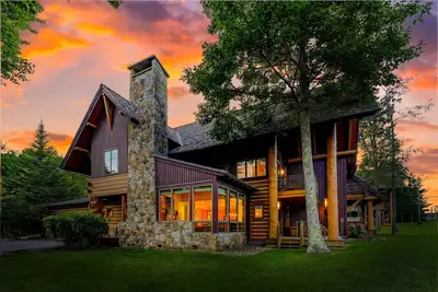 Image de Hot Tub Ev Charger DogsOK 50\"Tv Fire Pit Gas Grill