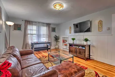 Image de Lovely Stoughton Getaway Near Train Station!