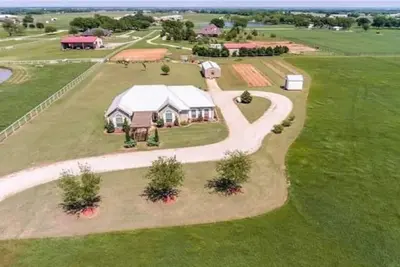 Image de Beautiful 8. 5 acres farm house with sunroom and basketball court