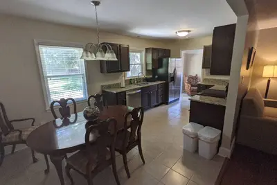 Image de Business/Family friendly close to uptown and airport