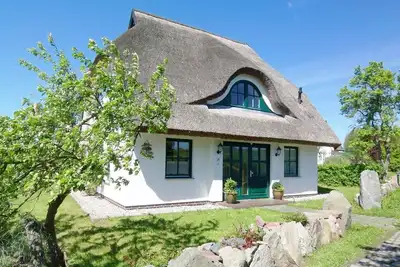 Image de Gutshof Ostseeblick - beachfront idyll by the sea, private bathing area, beach chair