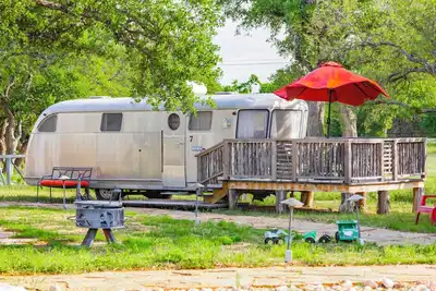 Image de Glamping in Spicewood Tx Hill Country~ The Spartan at Green Acres