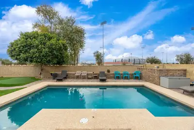 Image de Prime Location HotTub/ Pool/ Outdoor Kitchen Spring training Clean and Safe.