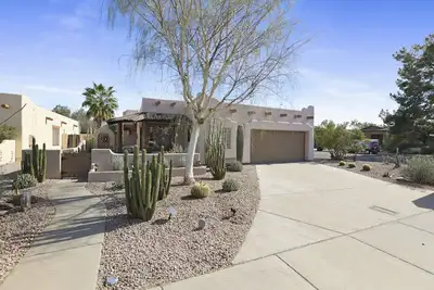 Image de 5 Star Home in Kierland area  with heated pool/hot tub with fee Video