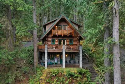 Image de Luxury Modern Mountain Log Home with Chefs Kitchen, Hot Tub, & Fireplace.