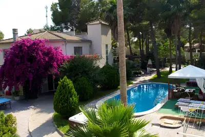 Image de 11 chambres, 30 couchages, A / C complete, 1000Mb fiber internet, Bbq