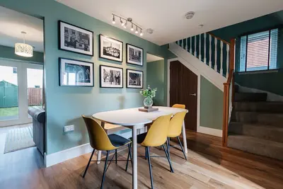 Image de Modern Spacious Family Home. Short walk to City Centre