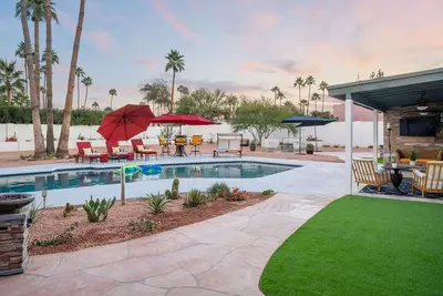 The Redfield: Stylish w\/ Huge Backyard, Pool, Spa