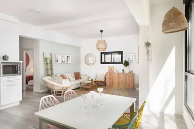 Image de Fresh Design 2br in City Center by FeelHome