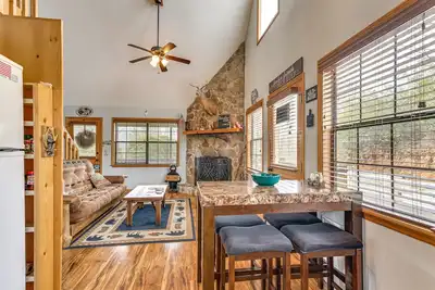 Image de Andrews Cabin w\/ Fireplace, Deck & Mountain Views!