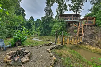 Image de Hand-Crafted ‘Creekside Treehouse’ with Grill!