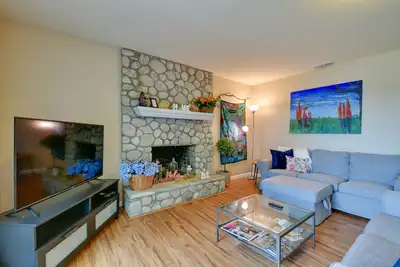 Image de Sunny Lakefront Family Paradise w/ Deck & 2 Kayaks