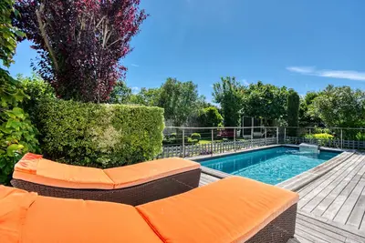 Image de In the heart of Saint Martin de Ré, large house with courtyard, garden and swimming pool.