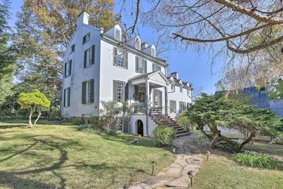 Image de Historic Warrenton Home w/ Patio & Hot Tub!