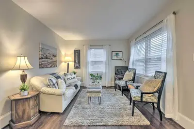 Image de Charming Charlotte Duplex, 5 Mi to Uptown!