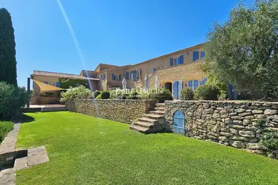 Image de Mas for rent in Lauris, exceptional view in the heart of a 15 hectare estate