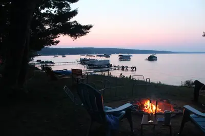 Image de Charming, Lakefront cottage on beautiful Higgins Lake