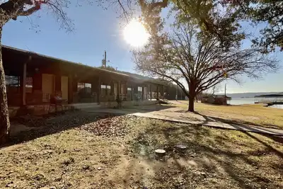 Image de Covered porches and water views