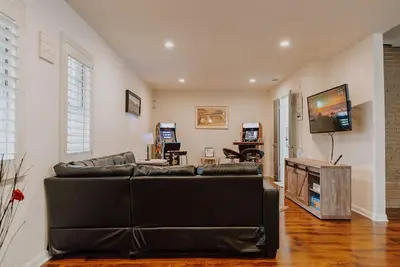 Image de Massage Chair & Arcade! @ Château Relax & Chill. Minutes from Downtown & Wrl.