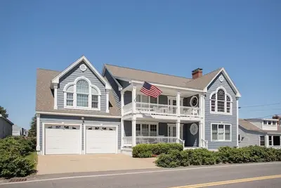 Image de Amazing Beach House! 5 Bedroom across the Ocean!