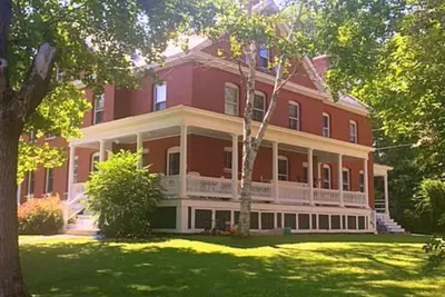 Image de Historic Officer's Quarters House on Great Diamond Island Near Beaches