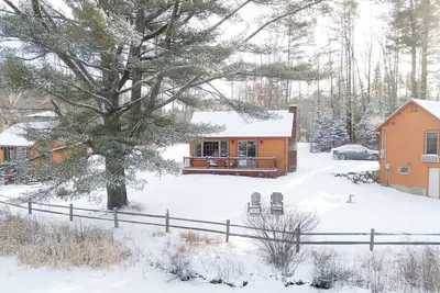 Image de Chestnut Premier, Beautiful Lakeside Log Cabin