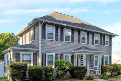 Image de The Cozy Colonial -  4 Bdrm that's close to train and only 35 min from City!