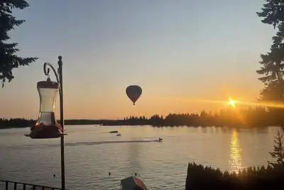 Image de Lake Tapps Custom Waterfront 2 bedroom 2 bathroom house