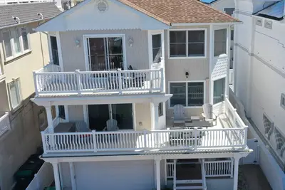 Image de Brigantine tri-level house two properties from beach