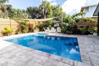 Image de Private Beach Oasis, sleeps 4- Hot Tub! Heated Pool Available