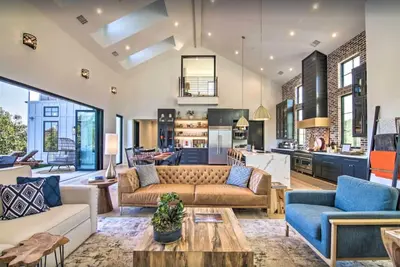 Image de Luxurious home with breathtaking views on Avocado Grove