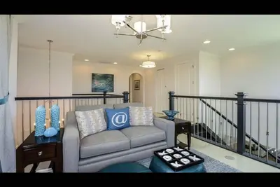 Image de Modern 4 Bedroom Resort Style Home With Pool!