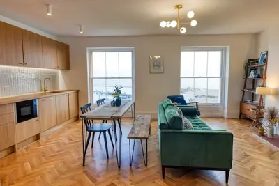 Image de The Lookout - Stunning sea views, stones throw from beach