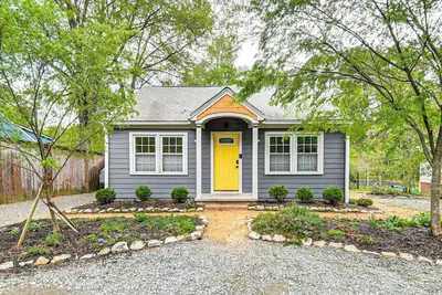 Image de Renovated Carrboro House with Deck & Fire Pit!